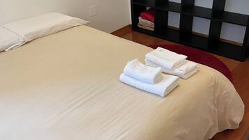 2 bedrooms, desk, bed sheets