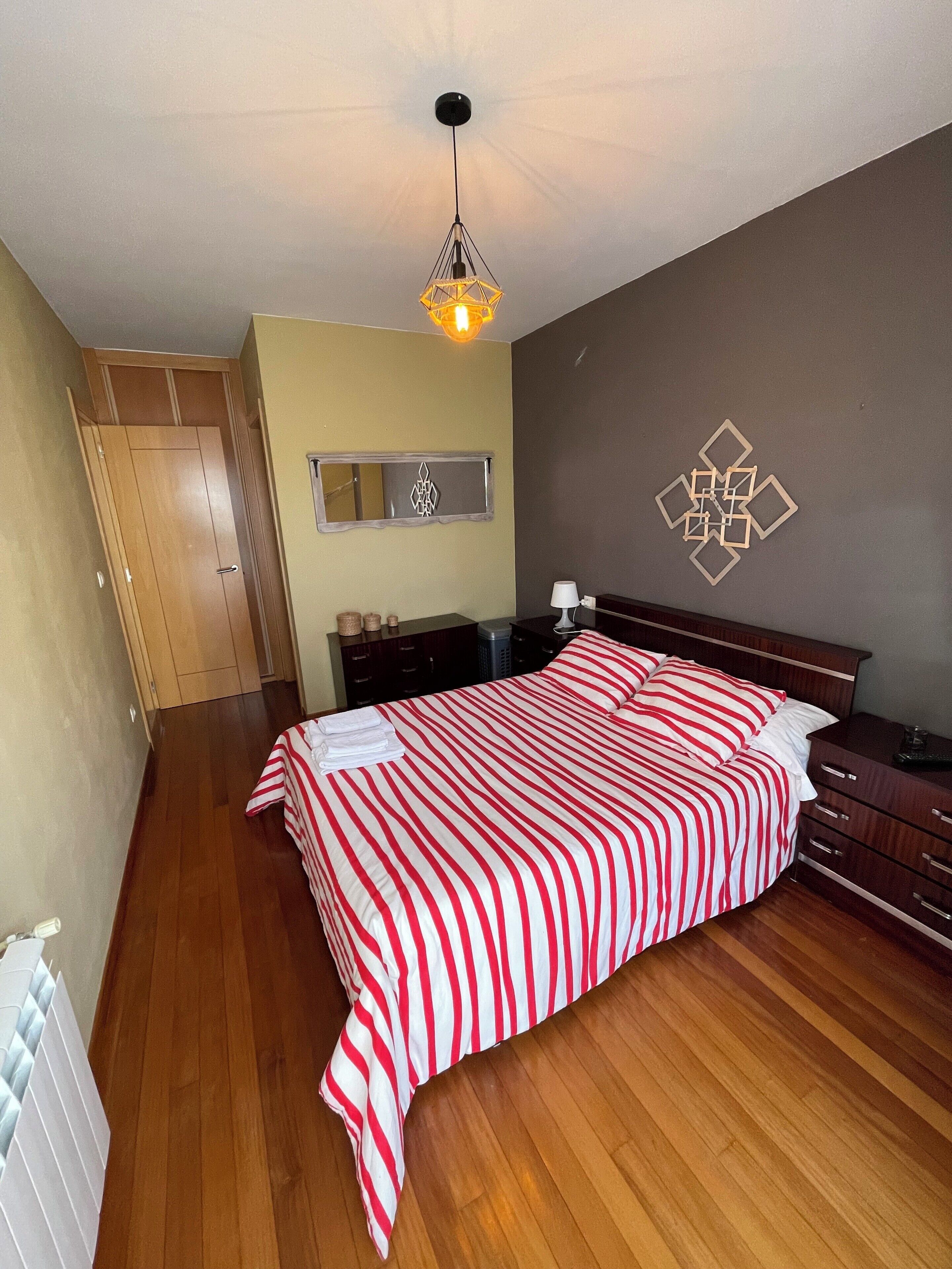 2 bedrooms, desk, bed sheets