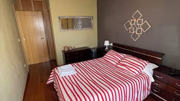 2 bedrooms, desk, bed sheets