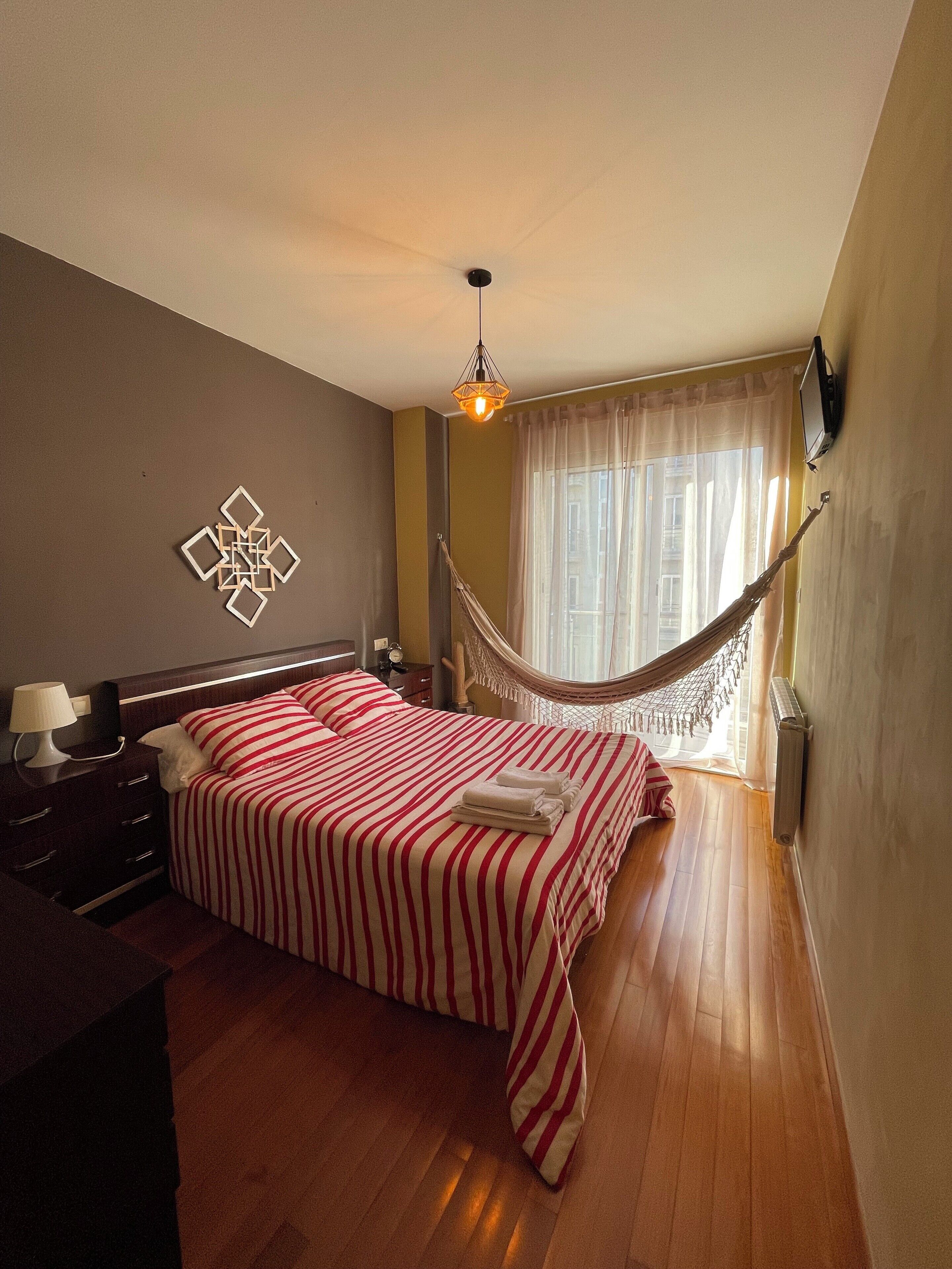 2 slaapkamers, een bureau, beddengoed