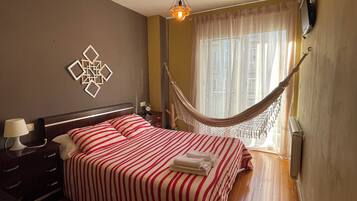 2 makuuhuonetta, työpöytä, vuodevaatteet