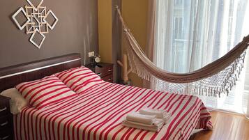 2 makuuhuonetta, työpöytä, vuodevaatteet