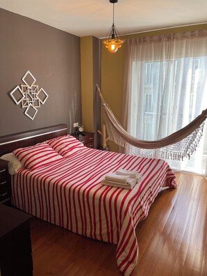 2 slaapkamers, een bureau, beddengoed