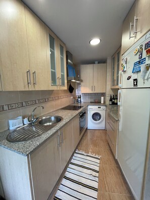 Kylskåp, mikrovågsugn, ugn och spishäll