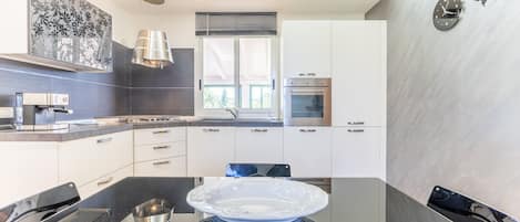 Fridge, oven, stovetop, dishwasher