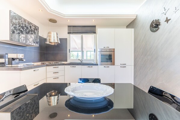 Fridge, oven, stovetop, dishwasher - Villa 'Distefano' with Private Terrace, Wi-Fi and Air Conditioning (Pozzallo)