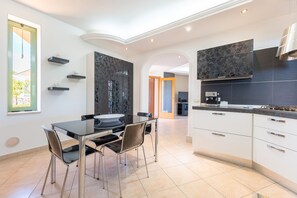 Dining - Villa 'Distefano' with Private Terrace, Wi-Fi and Air Conditioning (Pozzallo)