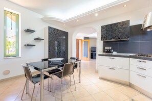 Dining - Villa 'Distefano' with Private Terrace, Wi-Fi and Air Conditioning (Pozzallo)