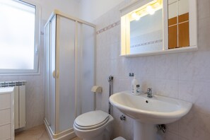 Douche, sèche-cheveux, serviettes fournies