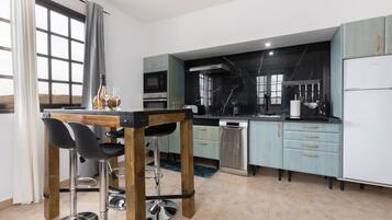 Réfrigérateur, micro-ondes, four, plaque de cuisson