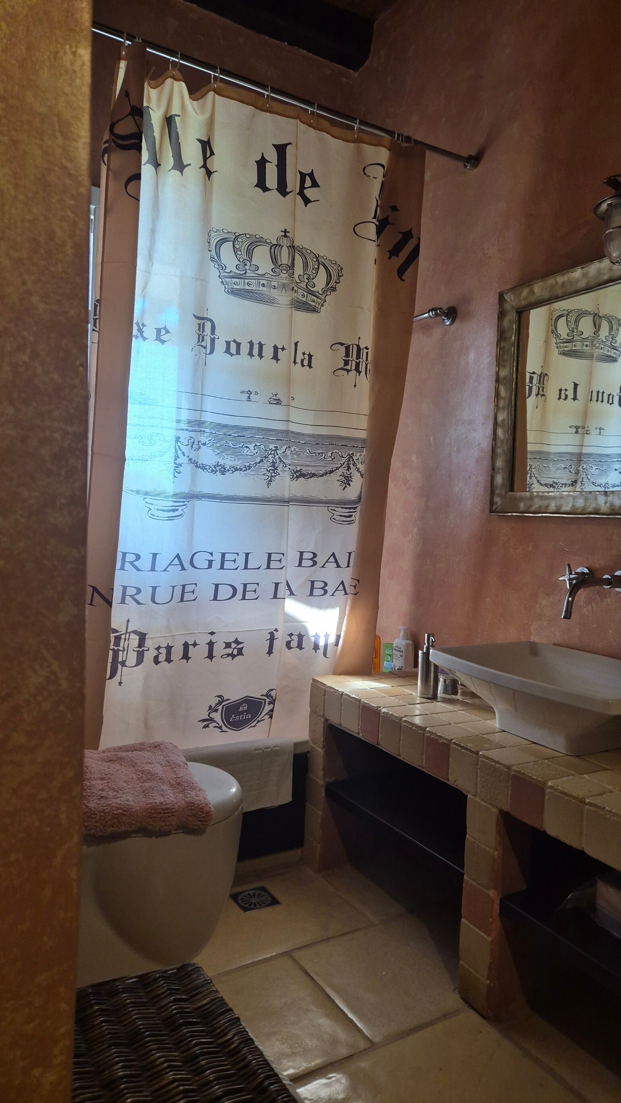 Een douche, een haardroger, handdoeken
