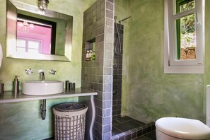 Douche, séchoir à cheveux, serviettes fournies