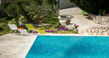 Villa 'Country Atheras' with Sea View, Wi-Fi and Air Conditioning