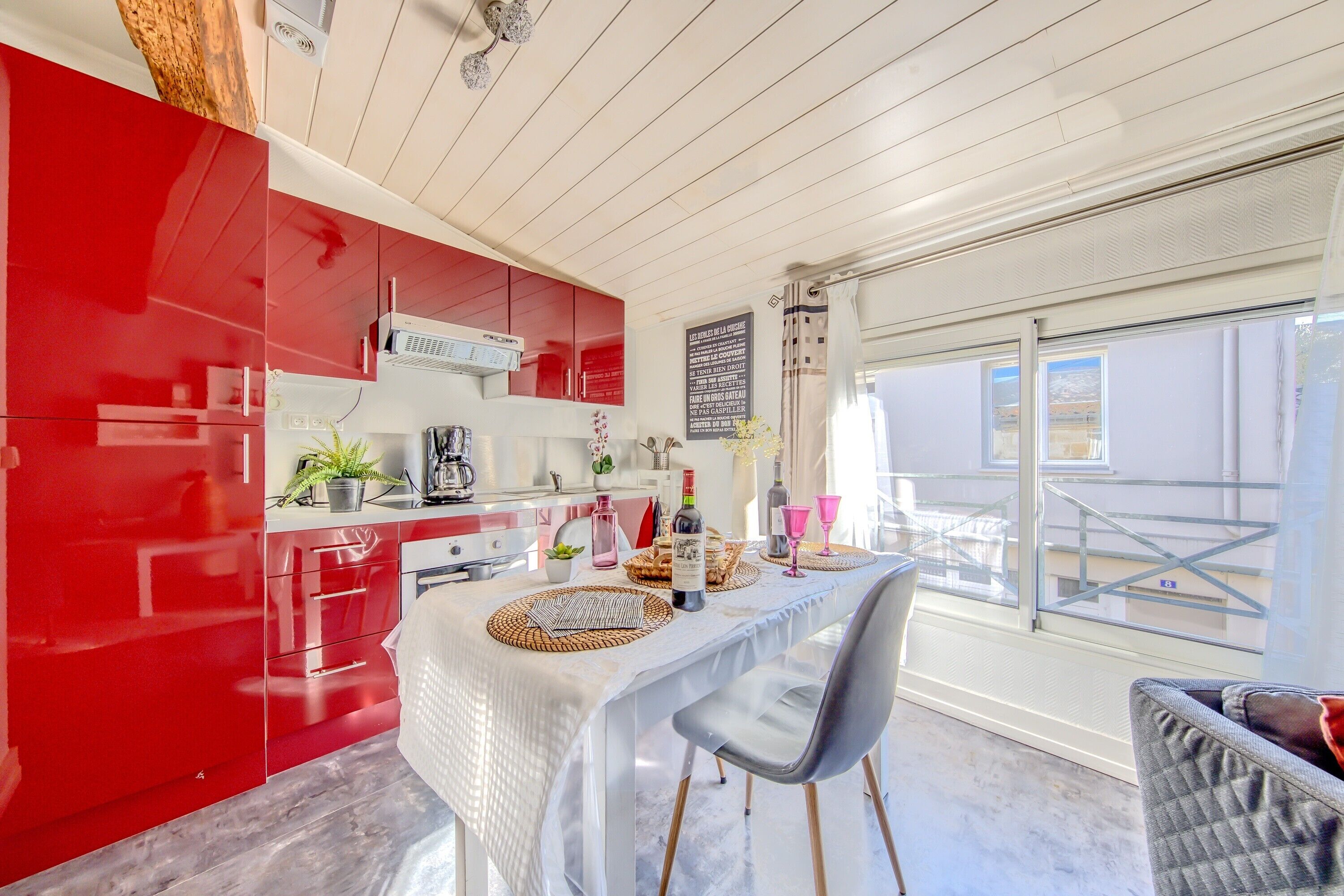 Réfrigérateur, micro-ondes, four, plaque de cuisson