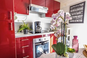 Een koelkast, een microgolfoven, een oven, een kookplaat