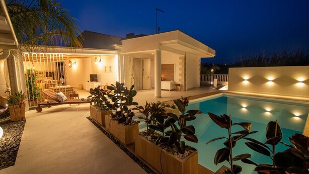 A modern house with a swimming pool, outdoor seating, and a well-lit patio area. - Villa 'Casa Giò' with Private Pool, Wi-Fi and Air Conditioning (Santa Maria del Focallo)