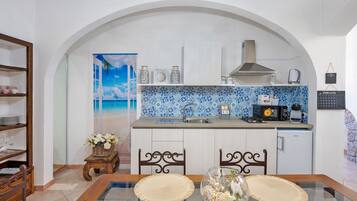 Kühlschrank, Mikrowelle, Herdplatte, Wasserkocher mit Kaffee-/Teezubehör