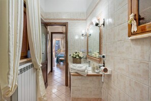 Douche, sèche-cheveux, serviettes fournies