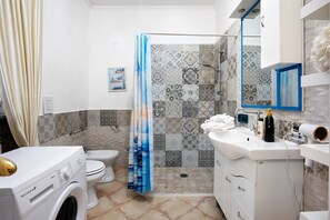 Suihku, hiustenkuivaaja, pyyhkeet