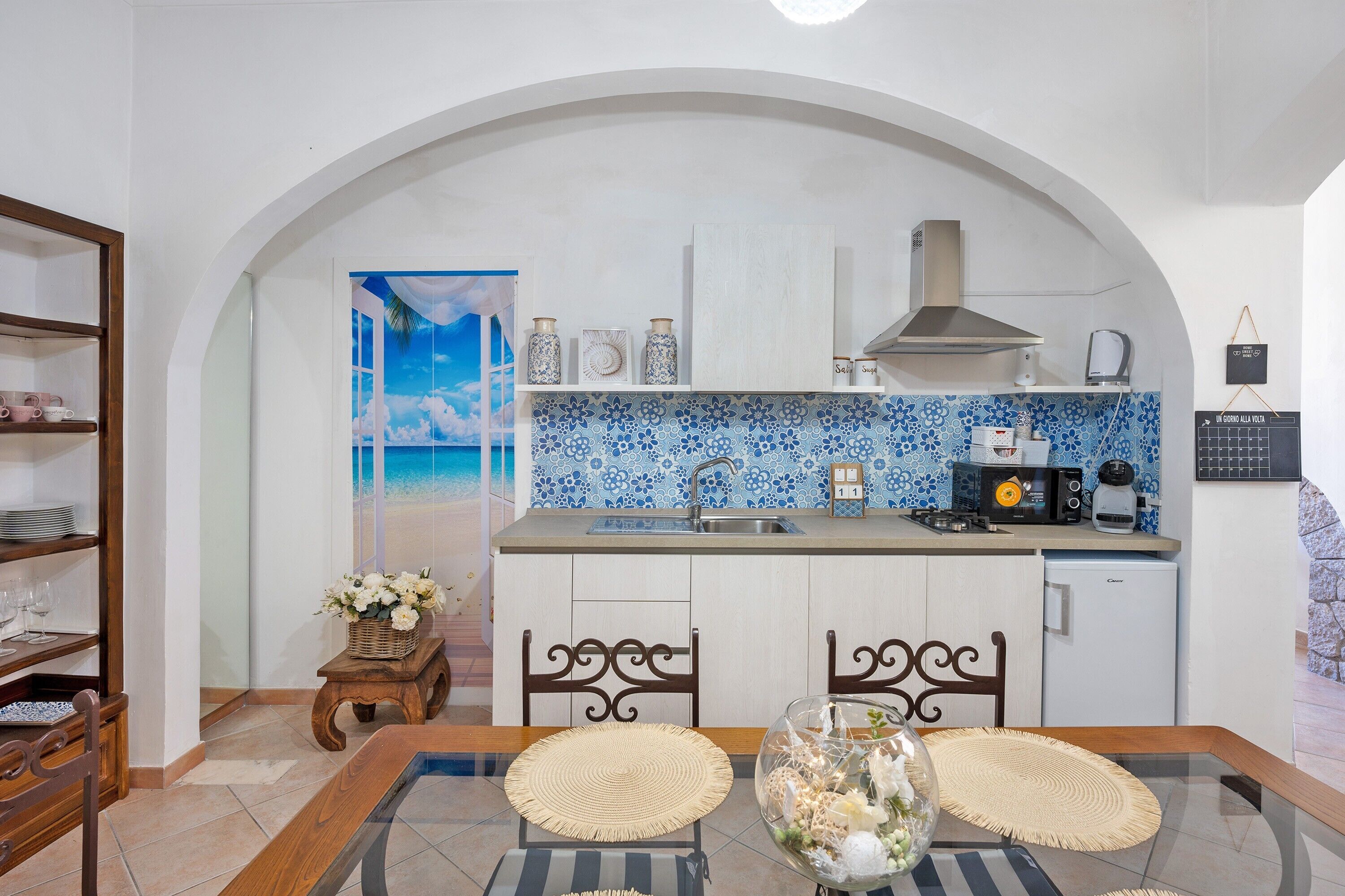 Frigorifero, microonde, piano cottura, macchina per tè/caffè