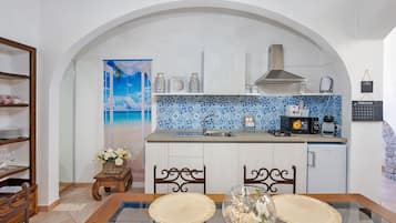 Kühlschrank, Mikrowelle, Herdplatte, Wasserkocher mit Kaffee-/Teezubehör