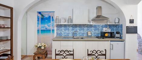 冷蔵庫、電子レンジ、コンロ、コーヒー / ティーメーカー