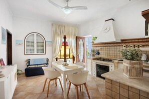 冷蔵庫、電子レンジ、コンロ、コーヒー / ティーメーカー