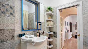 Dusche, Haartrockner, Handtücher