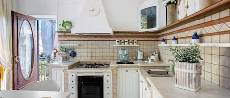 Refrigerador, microondas, parrilla de estufa y cafetera y tetera