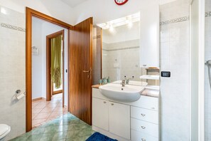 Een douche, een haardroger, handdoeken