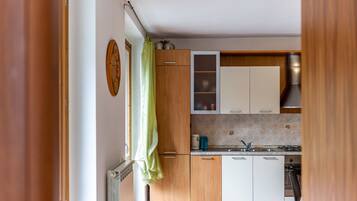 Réfrigérateur, four, plaque de cuisson, cafetiÚre/bouilloire