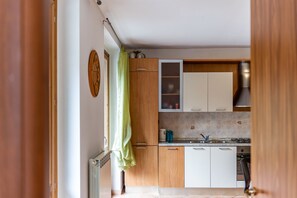 Kühlschrank, Ofen, Herdplatte, Wasserkocher mit Kaffee-/Teezubehör