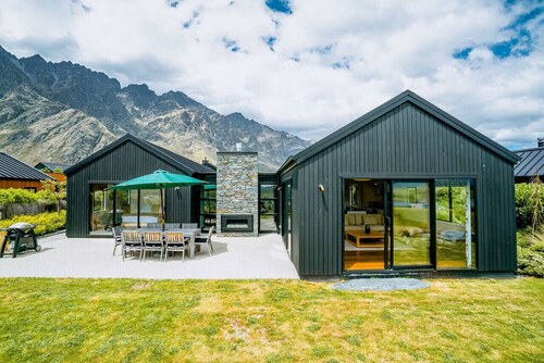 Pioneer at Jack’s Point | Amazing mountain views & close to golf course