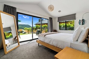 5 bedrooms, iron/ironing board, free WiFi, bed sheets