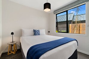 5 bedrooms, iron/ironing board, free WiFi, bed sheets