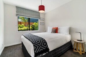 5 bedrooms, iron/ironing board, free WiFi, bed sheets