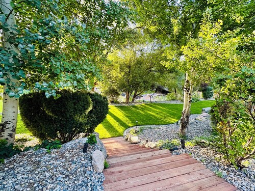 Charming spacious 2-bed 2-bath guest suite in family friendly South Jordan