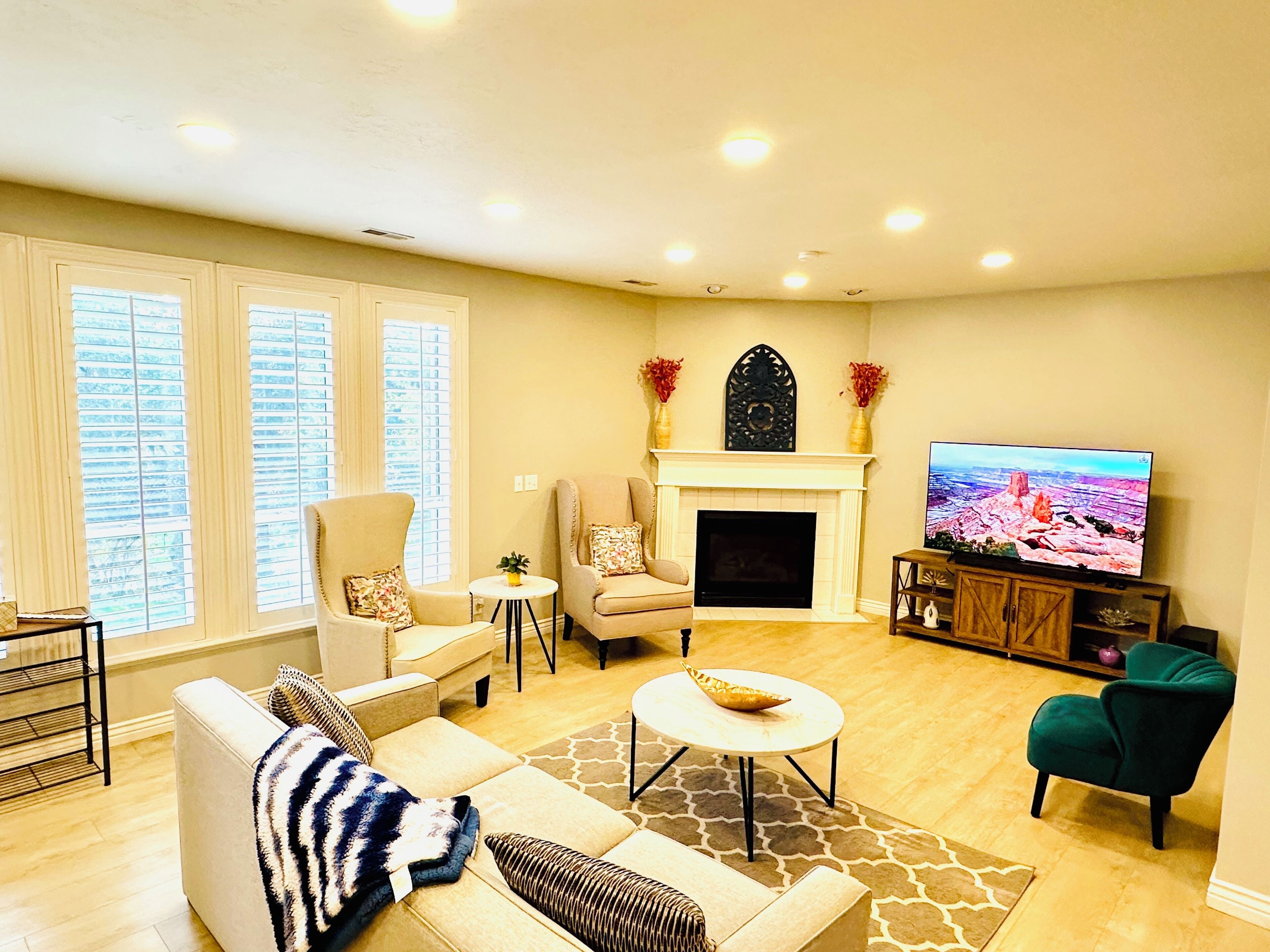 TV connectée, cheminée, chaîne hi-fi