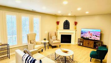 TV connectée, cheminée, chaîne hi-fi