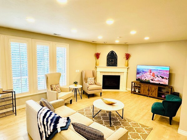 Smart TV, chimenea, estéreo