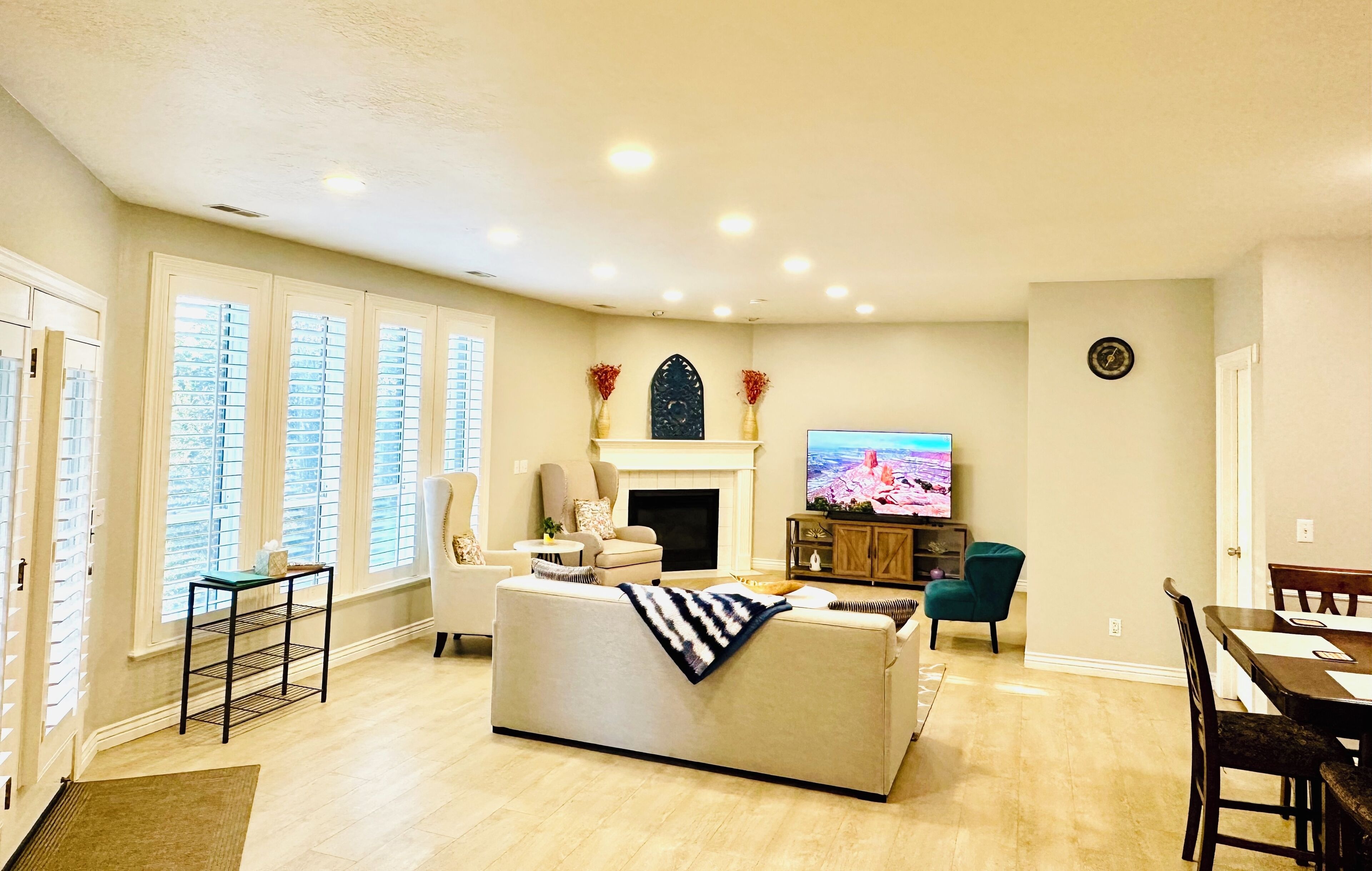 Smart TV, fireplace, stereo