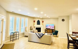 Smart TV, chimenea y estéreo 