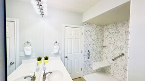 Douche, séchoir à cheveux, serviettes fournies, savon