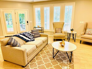 Smart TV, fireplace, stereo