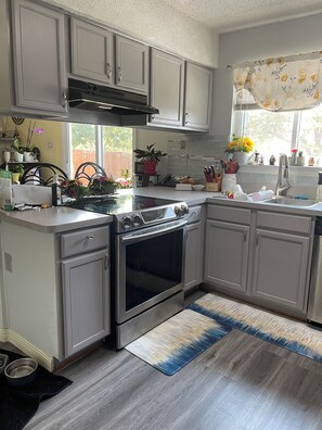 Private kitchen - Cozy fully furnished bedroom in North Fort Worth Texas! (Fort Worth)