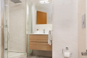 Regadera, secadora de cabello, bidet 