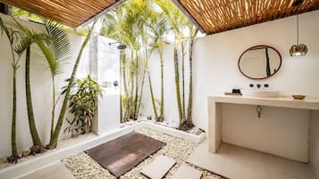 Family Villa | Bathroom | Free toiletries, hair dryer, towels, soap