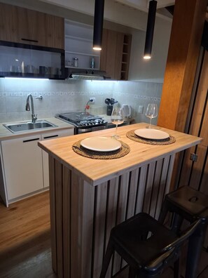 Kühlschrank, Ofen, Wasserkocher mit Kaffee-/Teezubehör