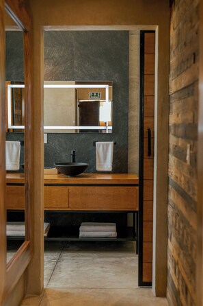 Een douche, een haardroger, handdoeken, zeep