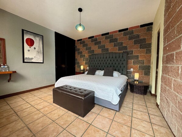 مكتب ومساحة عمل للكمبيوتر المحمول وواي فاي مجانًا